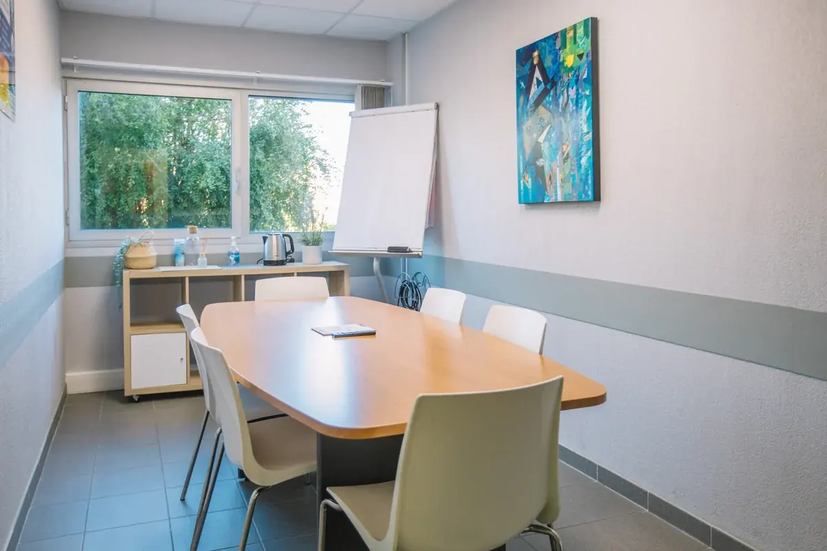 Salle de réunion du centre Millénaire avec table ovale, réservable à court terme