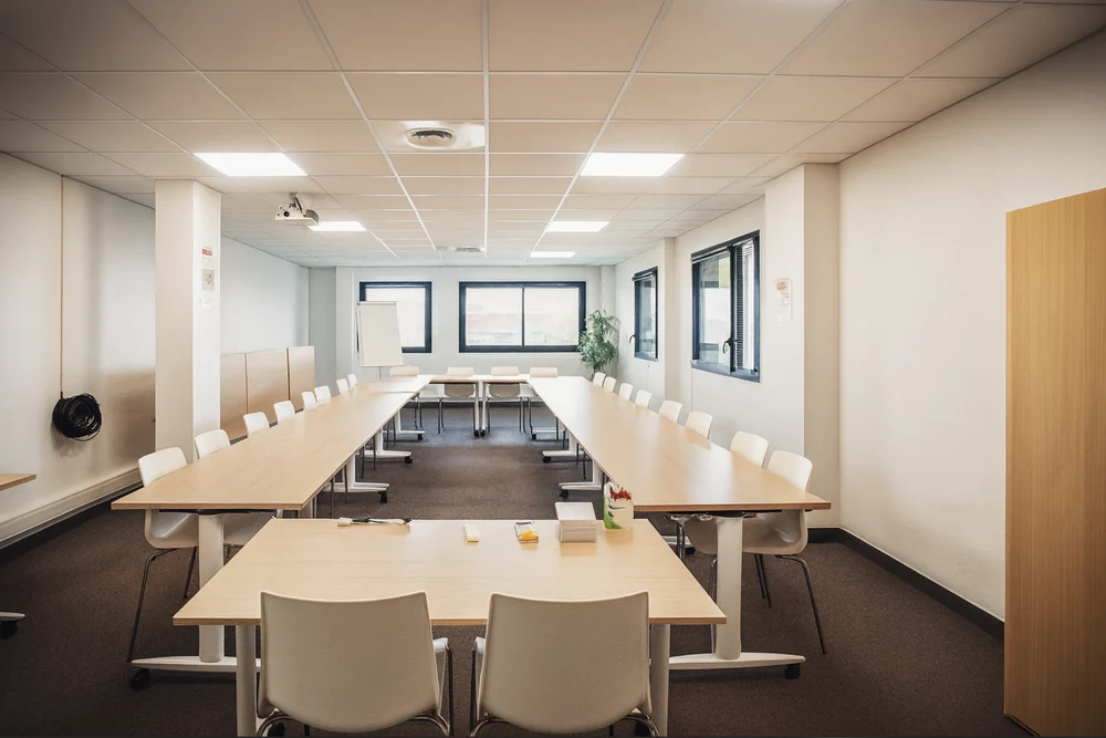 Salle Soléa 1 à Espace Entreprise Garosud, tables disposées en U