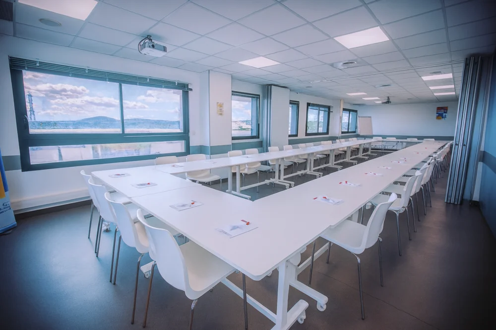 Salle Soléa 100 à Garosud, grande configuration en U avec vidéoprojecteur